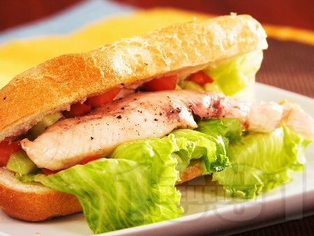Диетичен сандвич с франзела, пилешко бонфиле на фурна (бон филе) и зеленчуци - снимка на рецептата